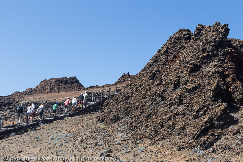 Touristengruppe im Aufstieg auf die Isla Bartolomé